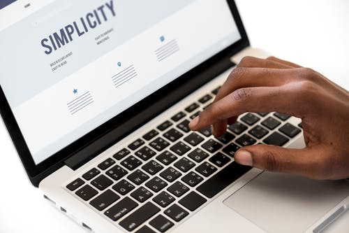 Um funcionário utilizando um computador para realizar treinamentos online